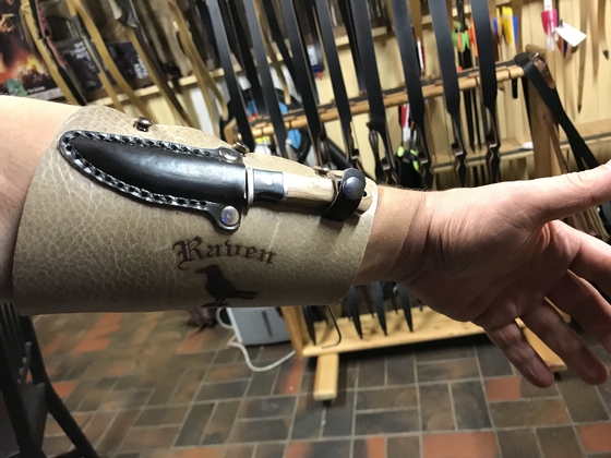 .Raven Rock Armbeschermer . - afb. 2